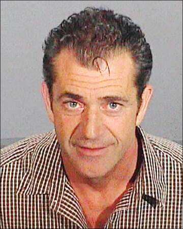 Mel Gibson est un habitué des postes de police. Il y va à plusieurs reprises, notamment pour conduite en état d'ivresse.