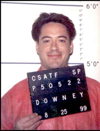Robert Downey Jr. est accro à l’héroïne, la cocaïne et l’alcool. Il enchaîne les séjours au poste de police, puis en cure de rehab. Il avouera à un juge que son père, lui-même toxicomane, lui a fait découvrir la drogue dans son enfance.