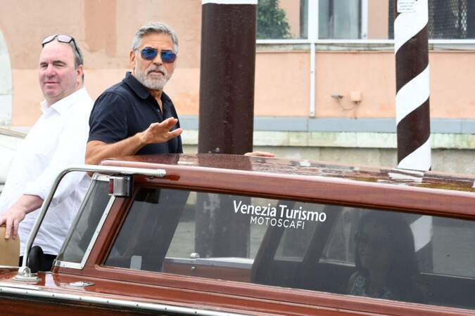 George et Amal Clooney montent à bord.