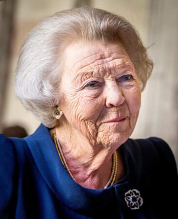 La princesse Beatrix est devenue reine par l’abdication de sa mère le 30 avril 1980, elle abdique à son tour le 30 avril 2013, après 33 ans de règne, en faveur de son fils aîné, Willem-Alexander, prince d’Orange. 
Elle reprend alors le titre de princesse.