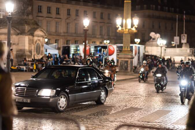 Netflix a déjà filmé le tunnel de l'Alma à Paris, où l'on voit la Mercedes-Benz de Diana poursuivie par des photographes à mobylette. 