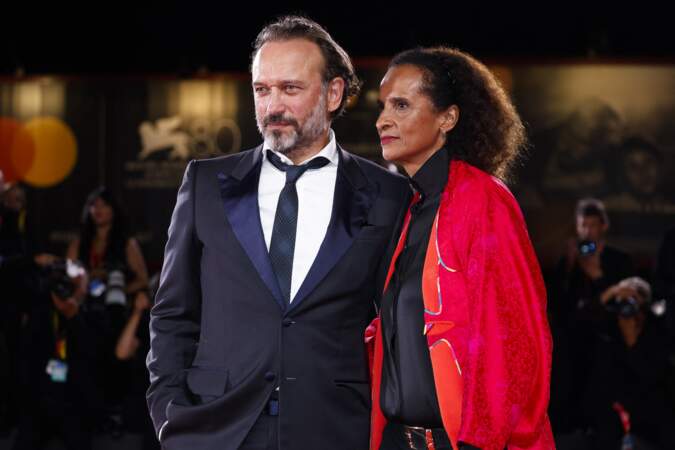 Vincent Perez et son épouse Karine Silla sur le tapis rouge du film « Dogman » lors de la 80e Mostra de Venise. Karine Silla est la sœur de la productrice Virginie Silla.