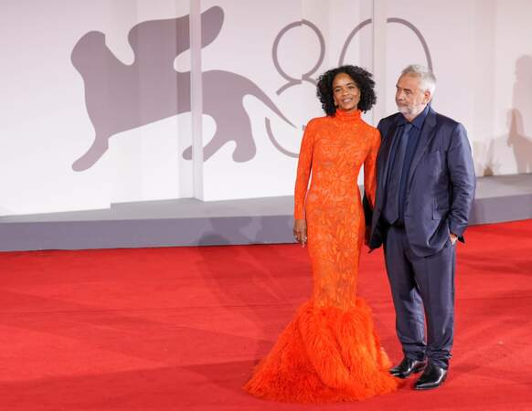 Luc Besson et son épouse Virginie Silla posent devant les photographes 