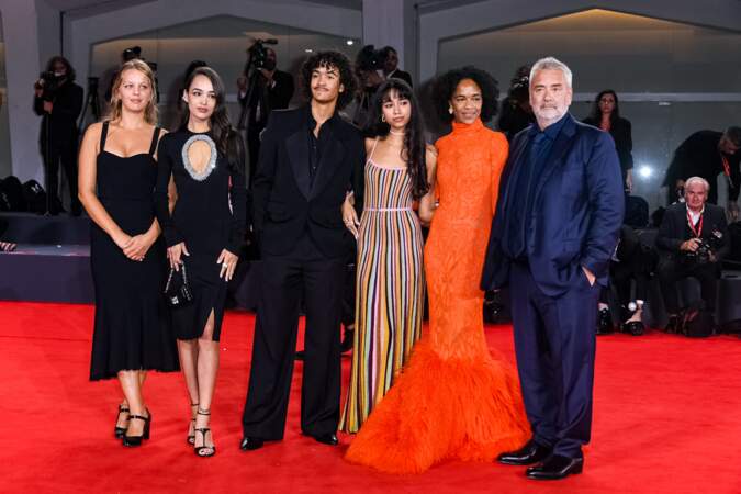 Luc Besson accompagné de ses quatre enfants, Sateen Besson, Mao Besson,Thalia Besson et Shanna Besson (la fille qu'il a eue avec Maïwenn) lors de la 80e Mostra de Venise. 