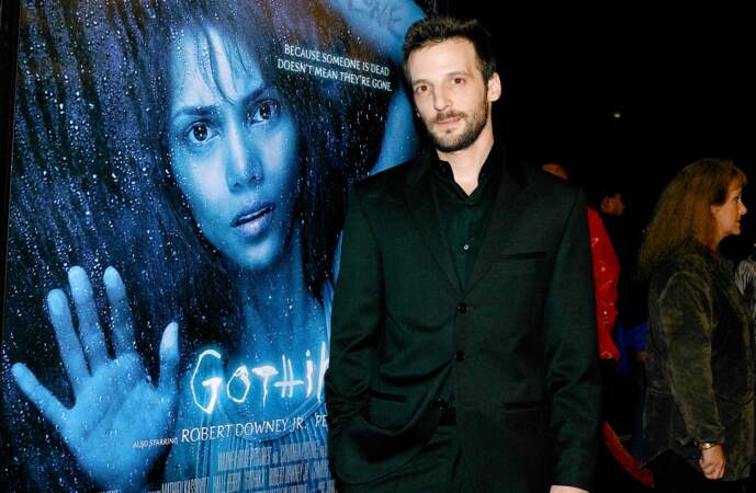 En 2003, Mathieu Kassovitz (36 ans) dévoile Gothika, sa cinquième réalisation, un thriller fantastique porté par l'oscarisée Halle Berry et aussi Penélope Cruz. 