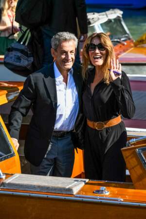 Nicolas Sarkozy et sa femme Carla Bruni complices lors de la descente du bateau.
