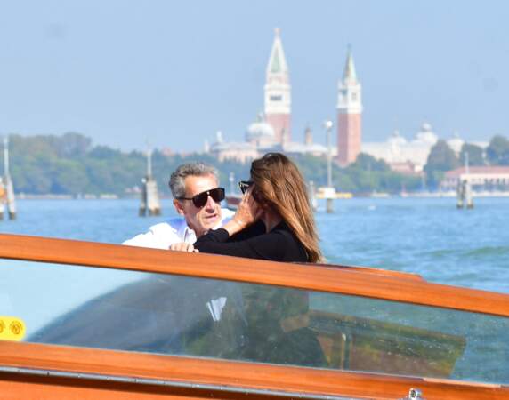 Nicolas Sarkozy et sa femme Carla Bruni-Sarkozy en bateau-taxi lors du 80e festival international du film de Venise.