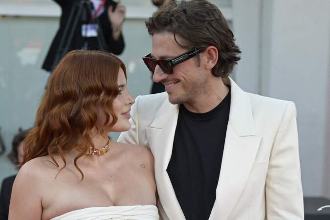 L'actrice américaine Bella Thorne accompagnée de son petit-ami Mark Emms à l'avant-première de Priscilla à la Mostra de Venise. 