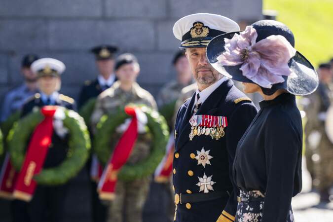 La princesse Mary et le prince héritier Frederik de Danemark devant la couronne de fleurs 