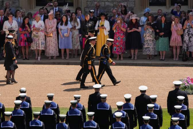 Le roi Charles III décore des membres de la Royal Navy avec l'Ordre victorien royal, dans le quadrilatère du château de Windsor, le 30 mai 2023, pour leur rôle dans le cortège funéraire de la reine Elizabeth II.