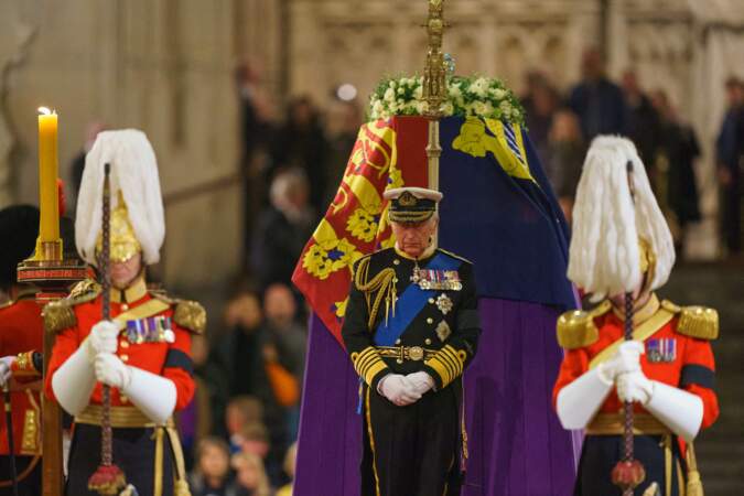 Le roi Charles III veille à côté du cercueil de sa mère, la reine Elizabeth II, alors qu'il repose sur le catafalque dans le Westminster Hall, au palais de Westminster, à Londres.
La première année du roi en tant que monarque a été une période de changement "capital" pour Charles, qui a suivi les traces de sa mère.