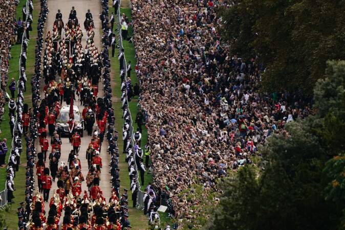 Arrivée du corbillard royal au château de Windsor via "The Long Walk", une impressionnante allée rectiligne de plus de 4 kilomètres qui mène au château où s'est tenue la cérémonie funèbre.