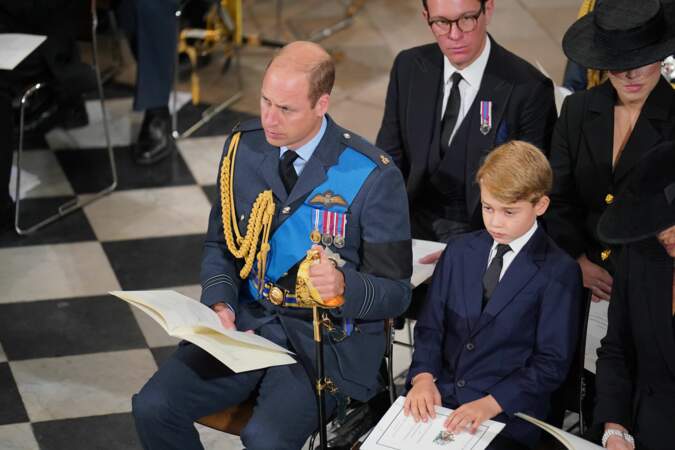 Le prince de Galles et le prince George lors des funérailles nationales de la reine Elizabeth II à l'abbaye de Londres.