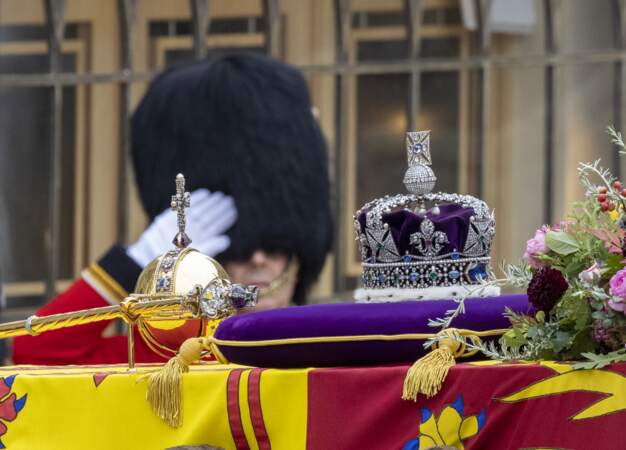 Obsèques de la Reine : procession de Westminster à Buckingham. Le cercueil de la reine Elizabeth II est transporté à l'abbaye de Westminster à Londres.