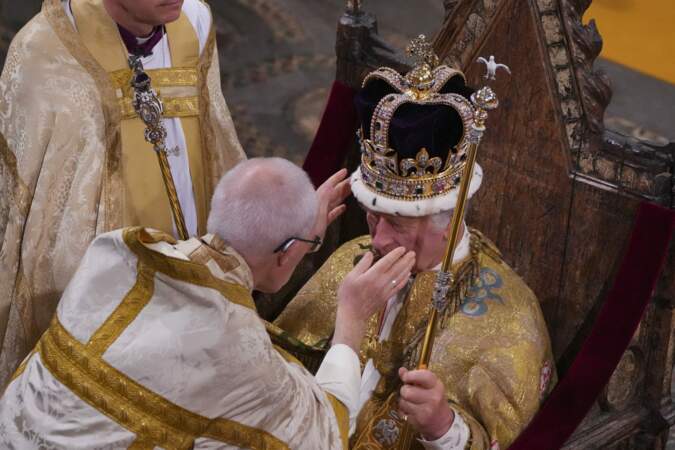 Charles III couronné de la couronne de Saint Edouard par l'archevêque de Canterbury, le très révérend Justin Welby, lors de la cérémonie de son couronnement à l'abbaye de Westminster.