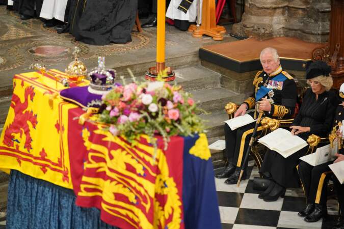 Le roi Charles III et la reine Consort devant le cercueil de la reine