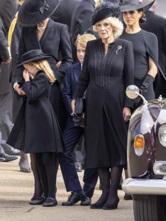 La princesse Charlotte de Galles, Kate Middleton, princesse de Galles, le prince George de Galles et Camilla Parker Bowles, reine consort d'Angleterre et Meghan Markle, duchesse de Sussex lors des funérailles nationales de la reine Elizabeth II.