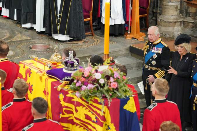 Le roi Charles III et la reine Consort devant le cercueil de la reine Elizabeth II lors de ses funérailles d'État.