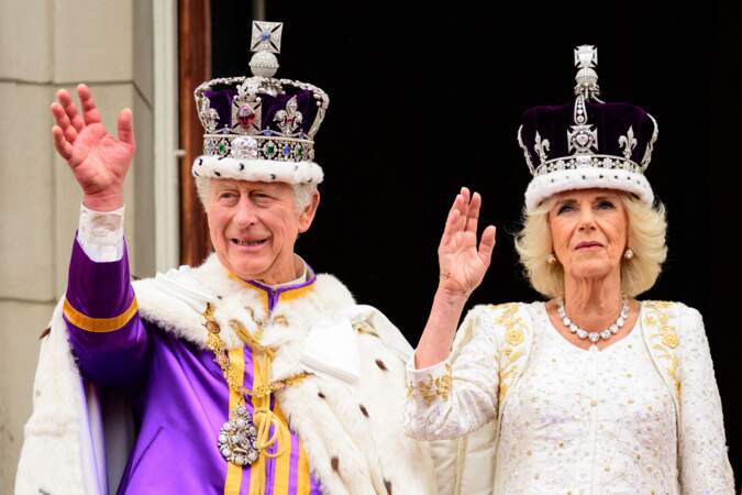 Le roi Charles III et la reine Camilla sur le balcon du palais de Buckingham après le couronnement du roi Charles III et de la reine Camilla à l'abbaye de Westminster, à Londres.