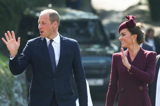 Le prince et la princesse de Galles saluent la foule devant la cathédrale St Davids