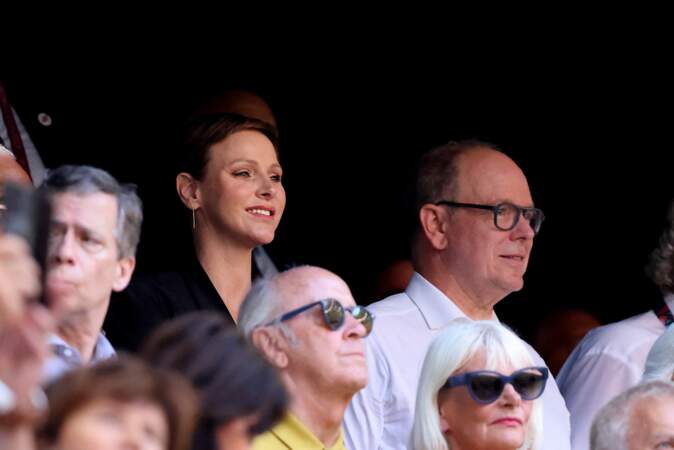 Le prince Albert II de Monaco et la princesse Charlène affichent un joli sourire dans les tribunes.