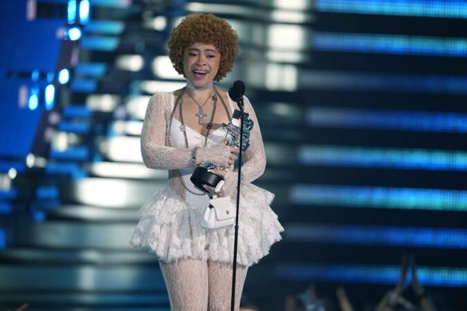 Ice Spice reçoit l'award de la meilleur artiste lors des MTV Video Music Awards 2023