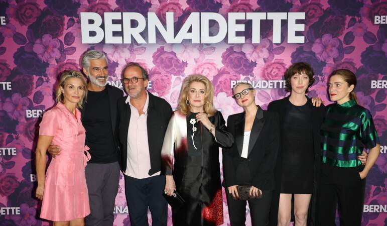 Le biopic sur l'ancienne première dame française Bernadette arrive dans nos salles obscures le 4 octobre 2023. L'occasion de revenir sur le casting et les personnages réels qu'ils incarnent