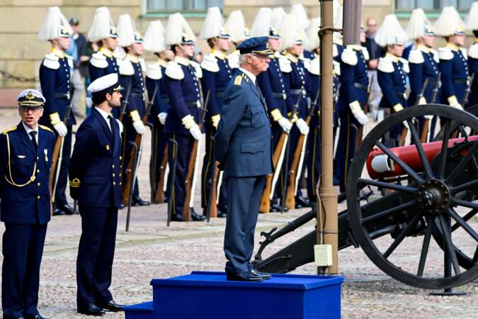 Le roi Carl Gustaf et le prince Carl Philip assistent à la relève de la garde et à l'hommage du chœur.
