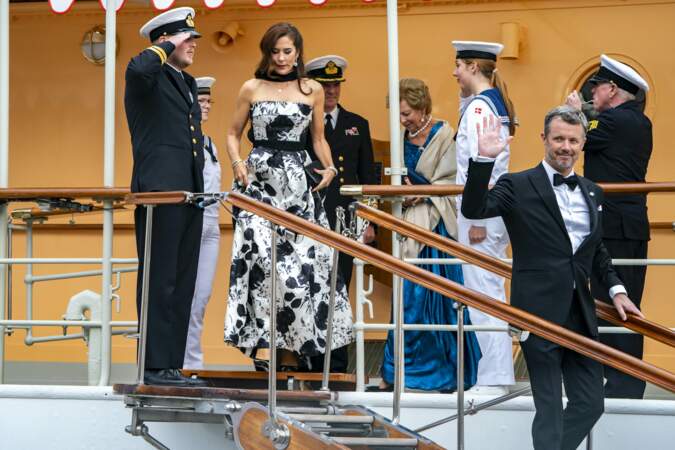 La princesse Mary du Danemark et le prince Frederik débarquent du bateau