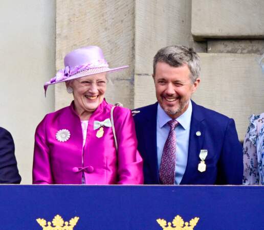 La reine Margrethe II du Danemark et le prince héritier Frederik du Danemark assistent à la relève de la garde et à l'hommage au chœur.