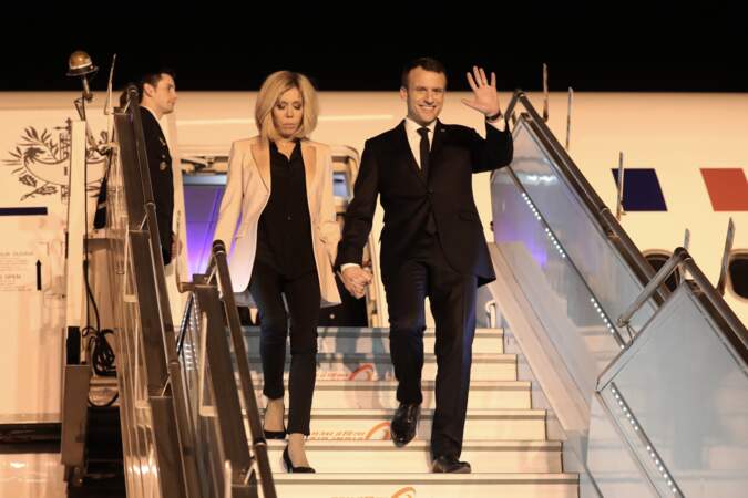 Le premier ministre indien Narendra Modi accueille le président Emmanuel Macron et sa femme à l'aéroport militaire de Delhi