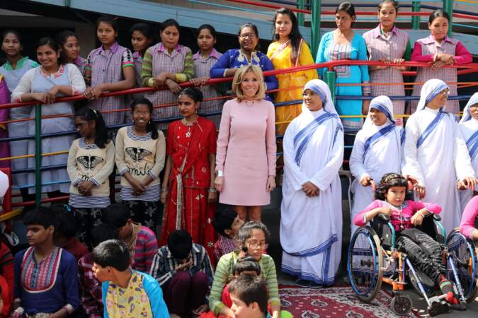 La Première Dame Brigitte Macron lors de sa visite de l'orphelinat Mère Teresa à New Delhi