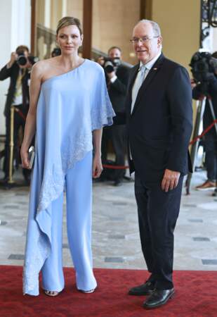 Réception à Buckingham Palace à la veille du couronnement : Albert et Charlène de Monaco, très élégante dans une tunique asymétrique et pantalon assorti couleur lavande