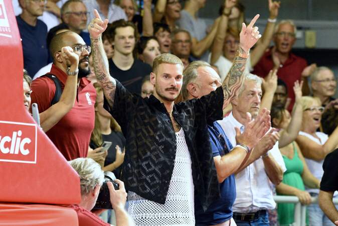 Matt Pokora au match de basket à  Strasbourg.