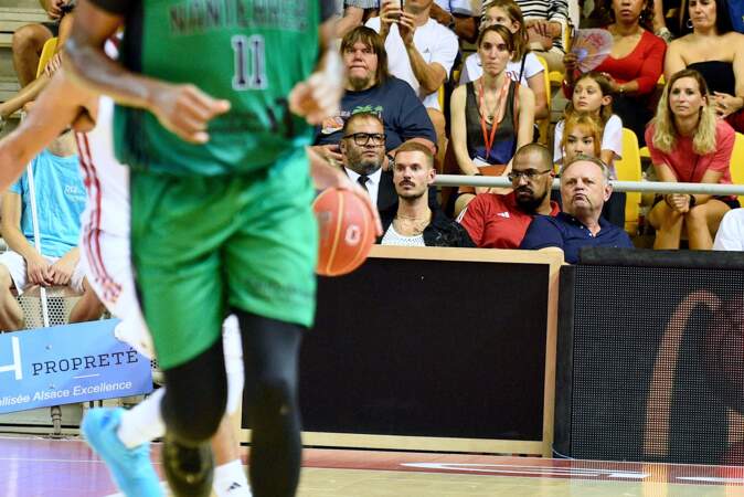 Matt Pokora au match de basket à  Strasbourg.