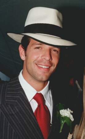 Olivier Carreras commence sa carrière à M6 où il joue le rôle de Raphaël dans la série Classe mannequin.