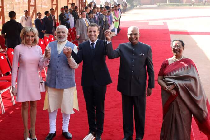 La première dame Brigitte Macron, Le premier ministre indien Narendra Modi, Le président Emmanuel Macron, Le président indien Ram Nath Kovind, sa femme Savita au palais Rashtrapati Bhavan à New Delhi 