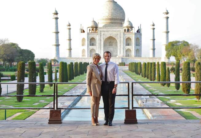 Le président Emmanuel Macron et sa femme Brigitte lors d'une visite privée du Taj Mahal à Agra en Inde 