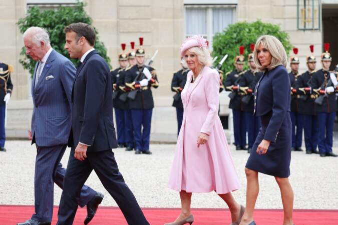 Le roi et la reine d'Angleterre sont reçus au palais de l'Elysée à Paris par Emmanuel et Brigitte Macron