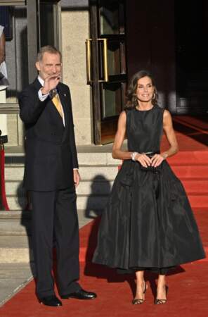 Le roi Felipe VI et la reine Letizia d'Espagne devant le Teatro Real