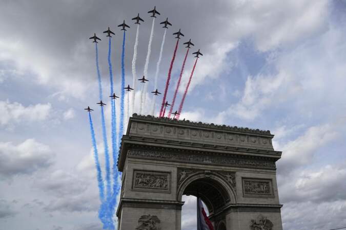 La patrouille de France est passée au dessus de l'Arc de Triomphe pour célébrer l'événement