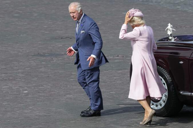 Le roi Charles III et la reine Camilla arrivent à l'Arc de Triomphe