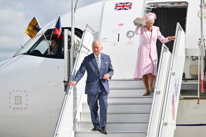 Le roi Charles III et la reine Camilla arrivent à l'aéroport d'Orly, à Paris, au début de la visite d'État en France le 20 septembre 2023
