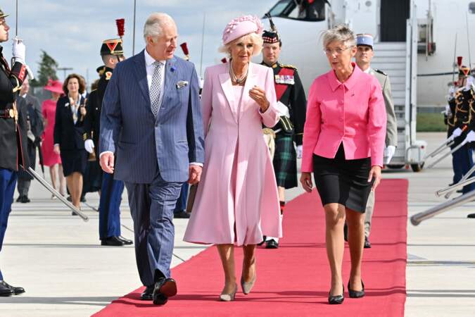 Elisabeth Borne emmène le roi Charles III et la reine Camilla vers leur première destination