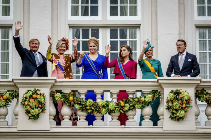 Pour clôturer cette "journée du budget" la famille royale avec le roi Willem-Alexander, la reine Maxima, la princesse héritière Amalia, la princesse Alexia, la princesse Laurentien et le prince Constantijn saluent la foule depuis le balcon du palais Noordeinde