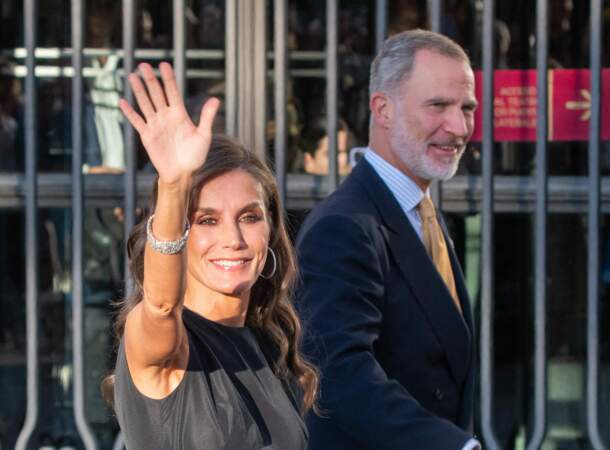 Le roi Felipe VI et la reine Letizia d'Espagne arrivent au Teatro Real pour présider l'inauguration de la saison 2023/2024