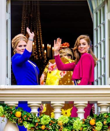 La princesse Amalia et la princesse Alexia des Pays-Bas saluent la foule
