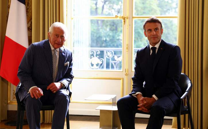 Le roi Charles III et le président français Emmanuel Macron assistent à une réunion au palais de l'Élysée