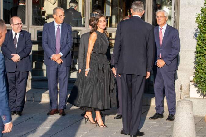 Le roi Felipe VI et la reine Letizia d'Espagne saluent les organisateurs de l'événement à leur arrivée au Teatro Real