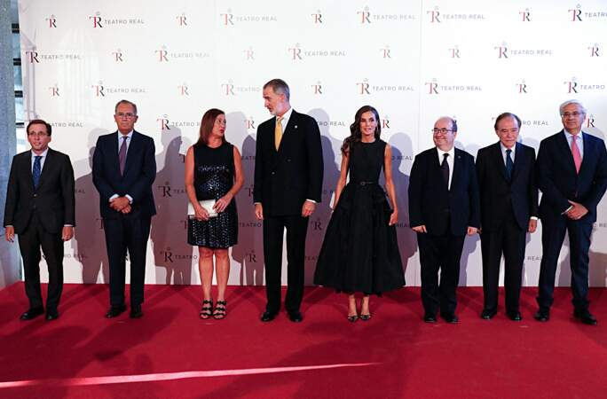 Sur la photo, le couple royale est accompagné des différents membres représentant l'opéra